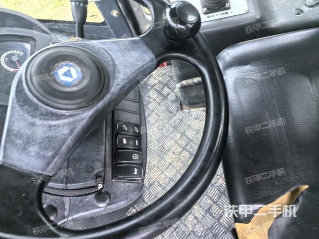 駕駛室側(cè)向上照全景（壓路機駕駛室）