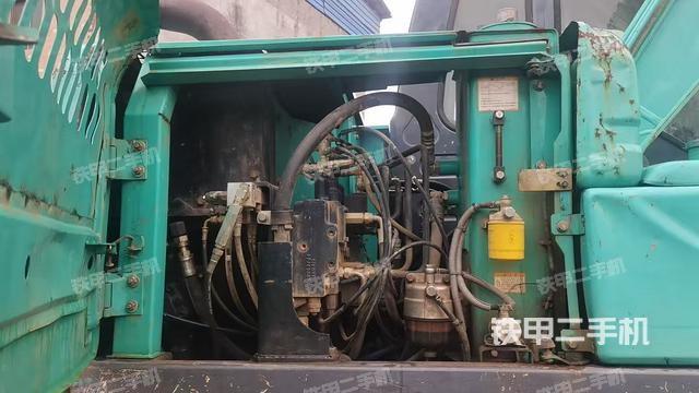 回轉(zhuǎn)馬達(dá)和主控閥（整機(jī)外觀）