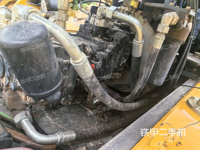 發(fā)動機(jī)左側(cè)全景（壓路機(jī)發(fā)動機(jī)艙）