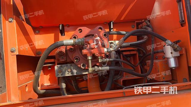 液压泵舱室正面整体（整机外观）