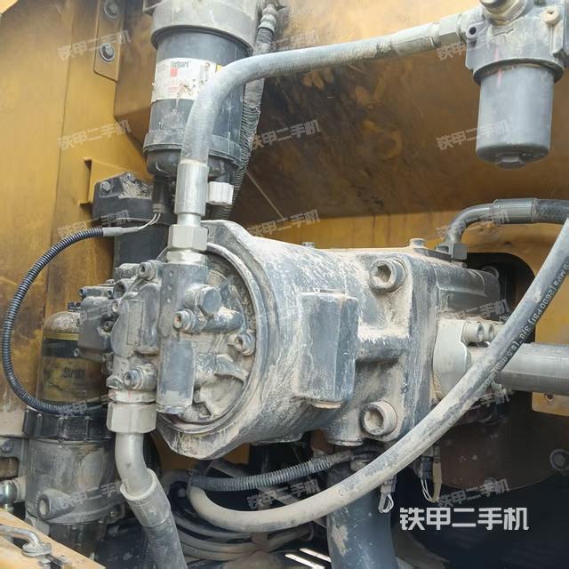 液压泵舱室正面整体（整机外观）