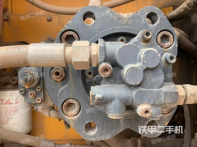 液压泵舱室正面整体（整机外观）