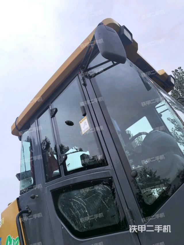 左側(cè)正面照（壓路機駕駛室）