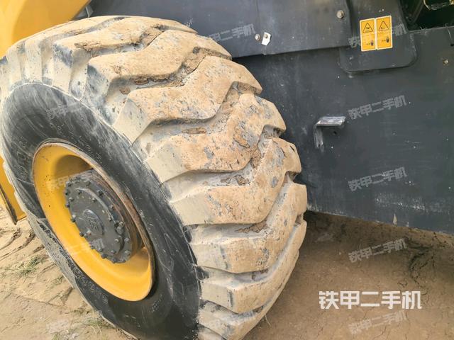 前輪左側(cè)減震塊連接及部件（壓路機(jī)前后車架）