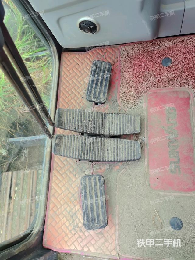 行走控制手柄和踏板?俯拍（駕駛室部分）