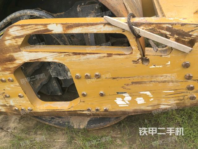 前车架正右侧（压路机前后车架）