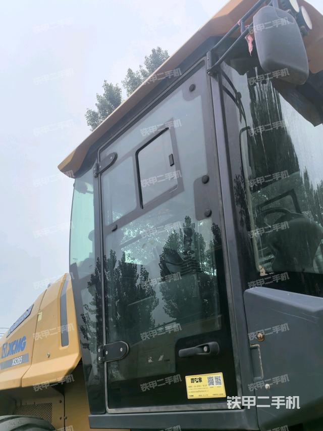 左侧正面照（压路机驾驶室）