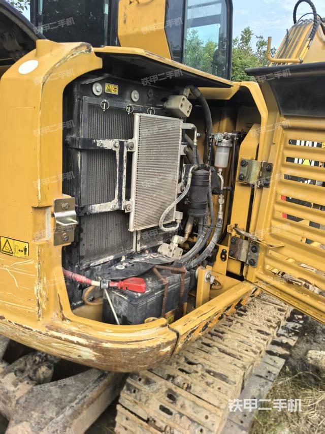 回轉(zhuǎn)馬達(dá)和主控閥（整機(jī)外觀）