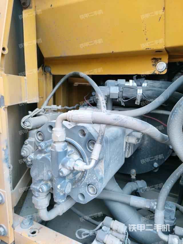 液压泵舱室正面整体（整机外观）