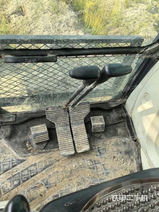 行走控制手柄和踏板?俯拍（駕駛室部分）