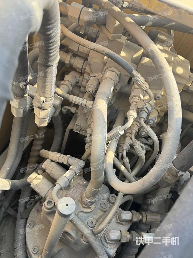 回轉(zhuǎn)馬達(dá)和主控閥（整機(jī)外觀）