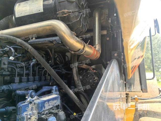 發(fā)動機(jī)上部全景（壓路機(jī)發(fā)動機(jī)艙）