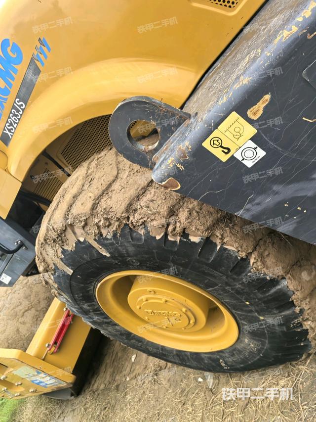 后輪右側(cè)全景（壓路機前后車架）