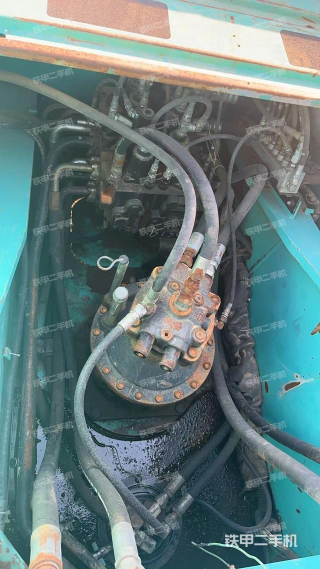 回轉(zhuǎn)馬達(dá)和主控閥（整機(jī)外觀）