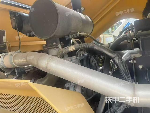 发动机左侧全景（压路机发动机舱）