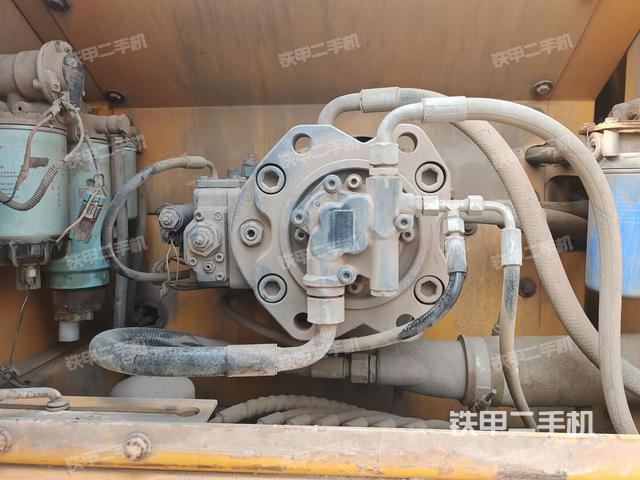 液压泵舱室正面整体（整机外观）