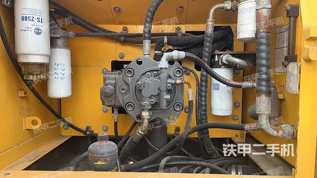 液壓泵艙室正面整體（整機外觀）