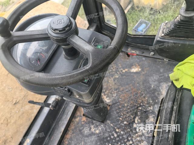 駕駛室側(cè)向上照全景（壓路機(jī)駕駛室）