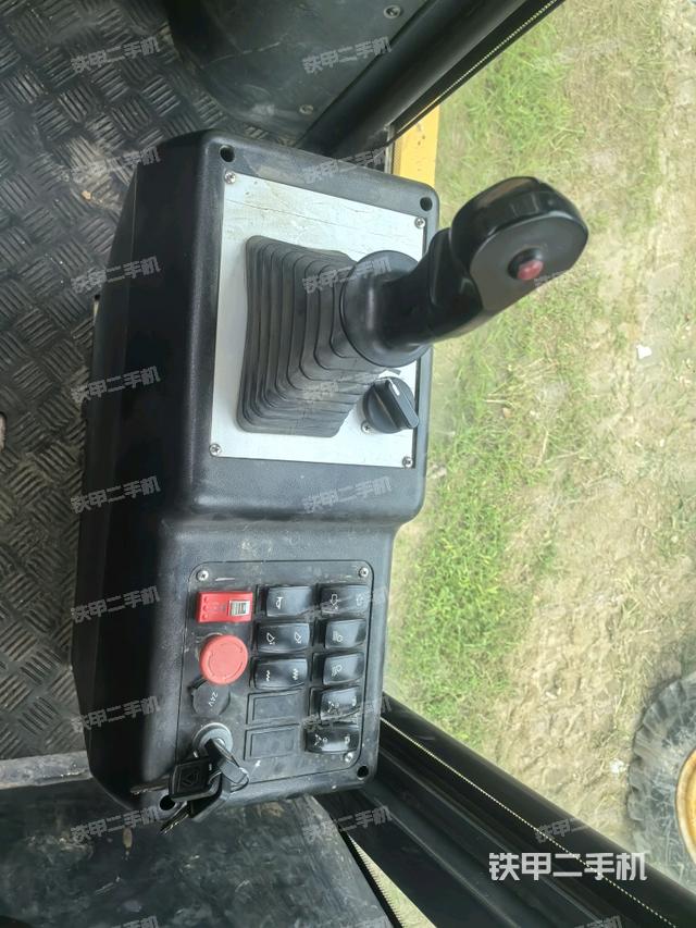 驾驶室内座椅、仪表操作手柄全景（压路机驾驶室）