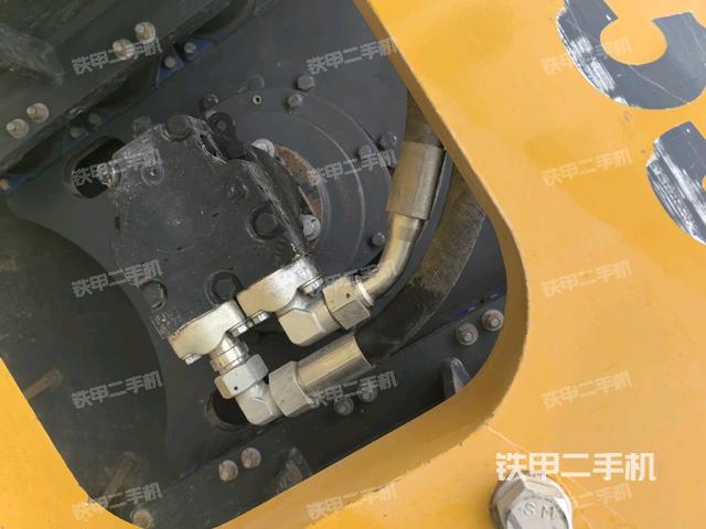 后輪左側(cè)全景（壓路機前后車架）