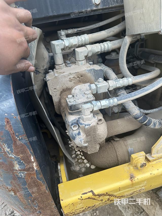 液压泵舱室正面整体（整机外观）