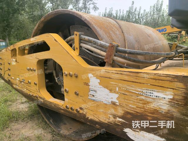 正后侧（压路机前后车架）