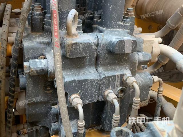 回转马达和主控阀（整机外观）