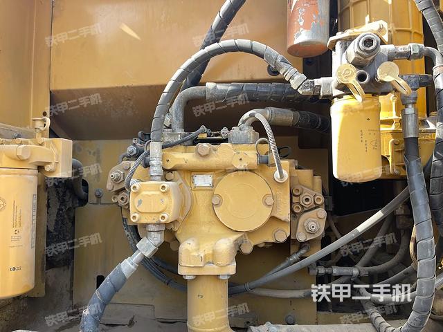 液压泵舱室正面整体（整机外观）