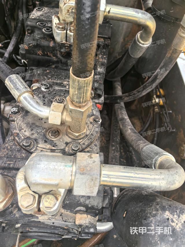 分動箱或變速箱（壓路機(jī)發(fā)動機(jī)艙）