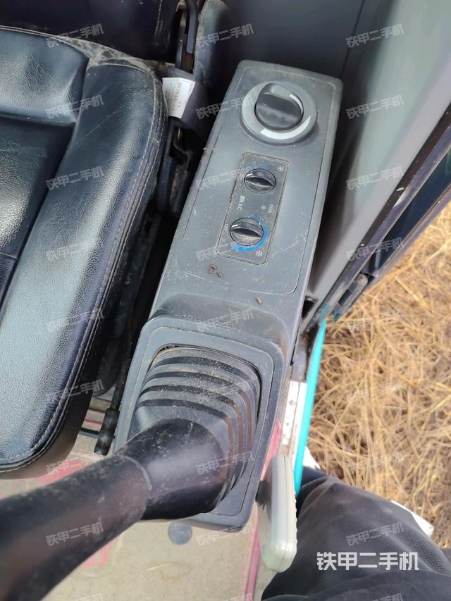 座椅左側(cè)控制臺/音響/含左手柄（駕駛室部分）