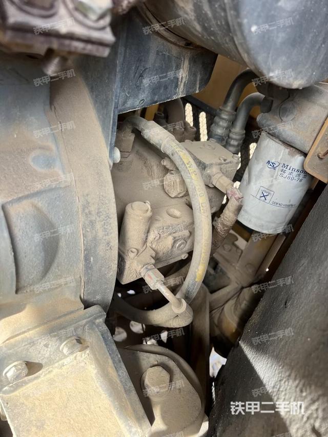 液壓泵艙室正面整體（整機外觀）