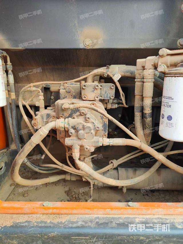 液壓泵艙室正面整體（整機外觀）