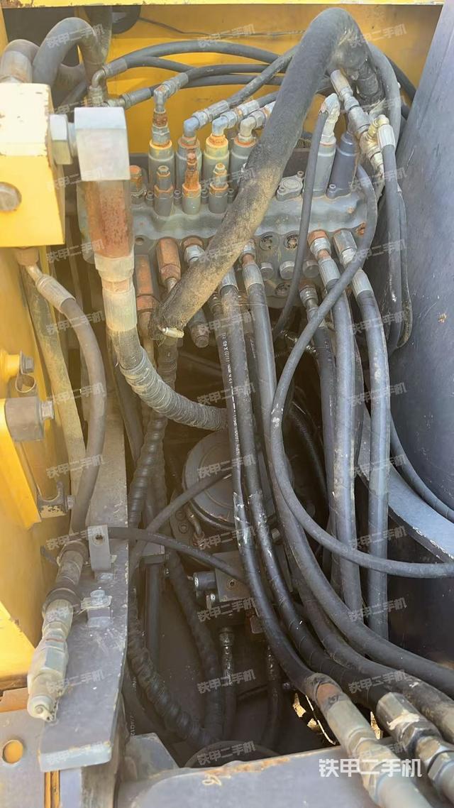 回转马达和主控阀（整机外观）