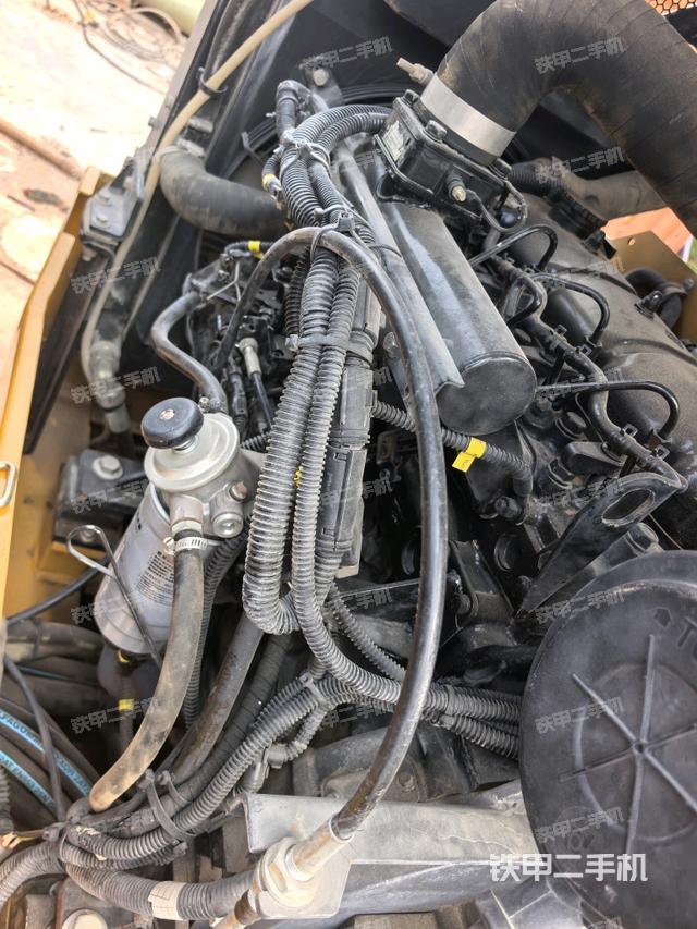 分动箱或变速箱（压路机发动机舱）