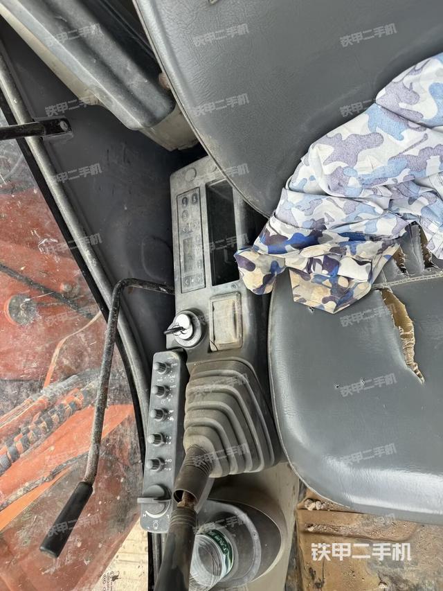 座椅右側(cè)控制臺(tái)/鑰匙門/油門/含右手柄（駕駛室部分）