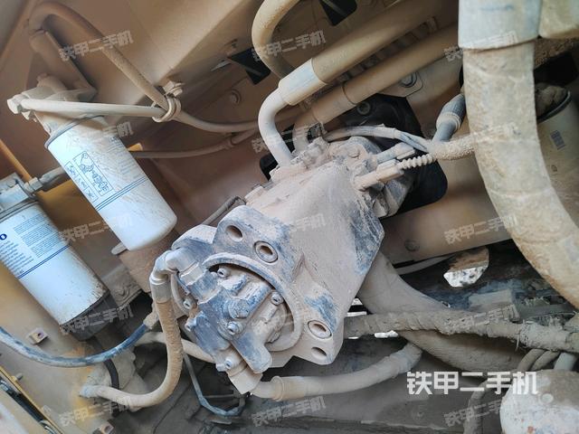 液壓泵艙室正面整體（整機外觀）