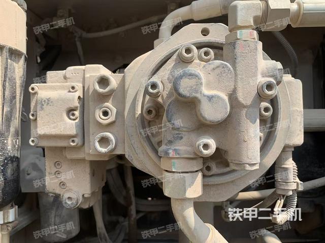 液压泵舱室正面整体（整机外观）