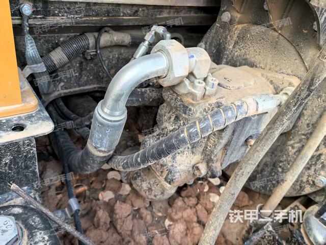 液壓泵艙室正面整體（整機外觀）