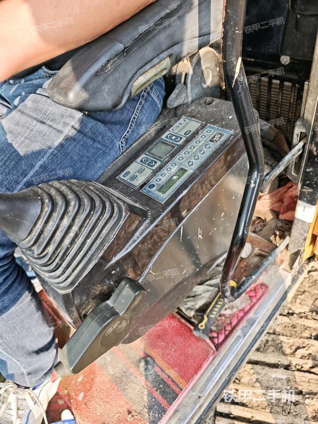 座椅右側(cè)控制臺/鑰匙門/油門/含右手柄（駕駛室部分）