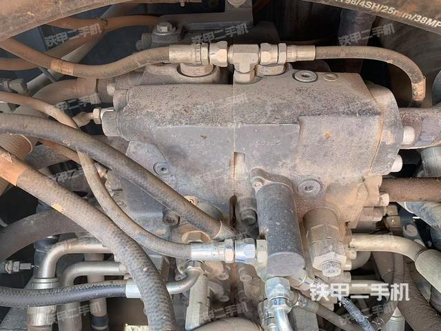 回转马达和主控阀（整机外观）