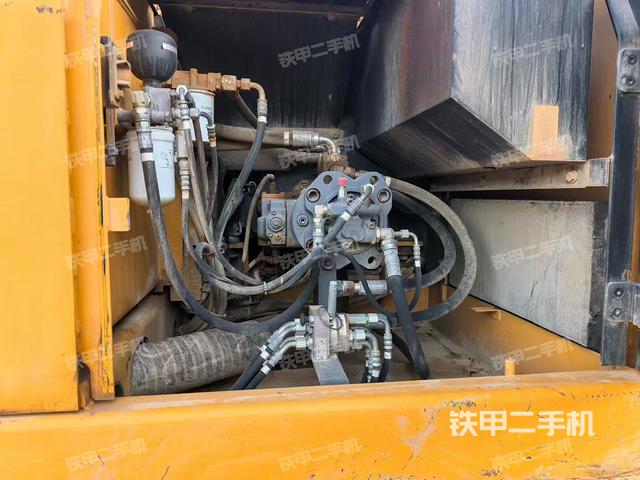 回转马达和主控阀（整机外观）