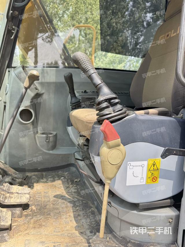 駕駛室整體（整機外觀）