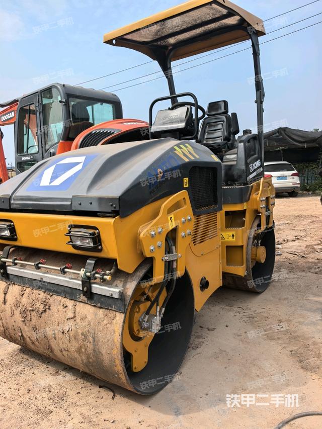 左后45°（压路机整机外观）