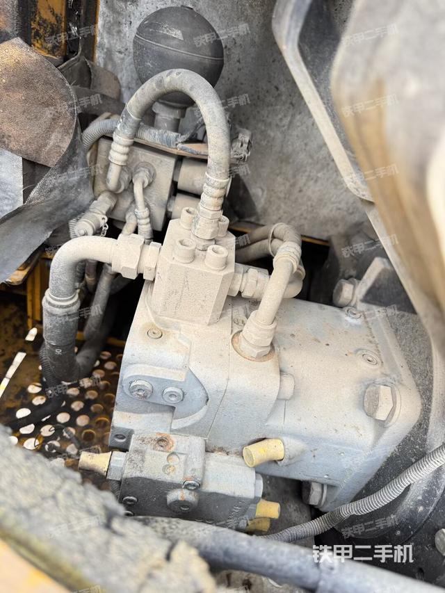 液壓泵艙室正面整體（整機外觀）