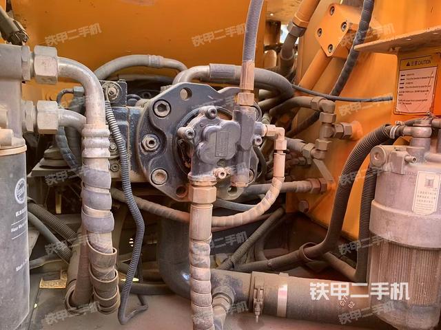 液压泵舱室正面整体（整机外观）