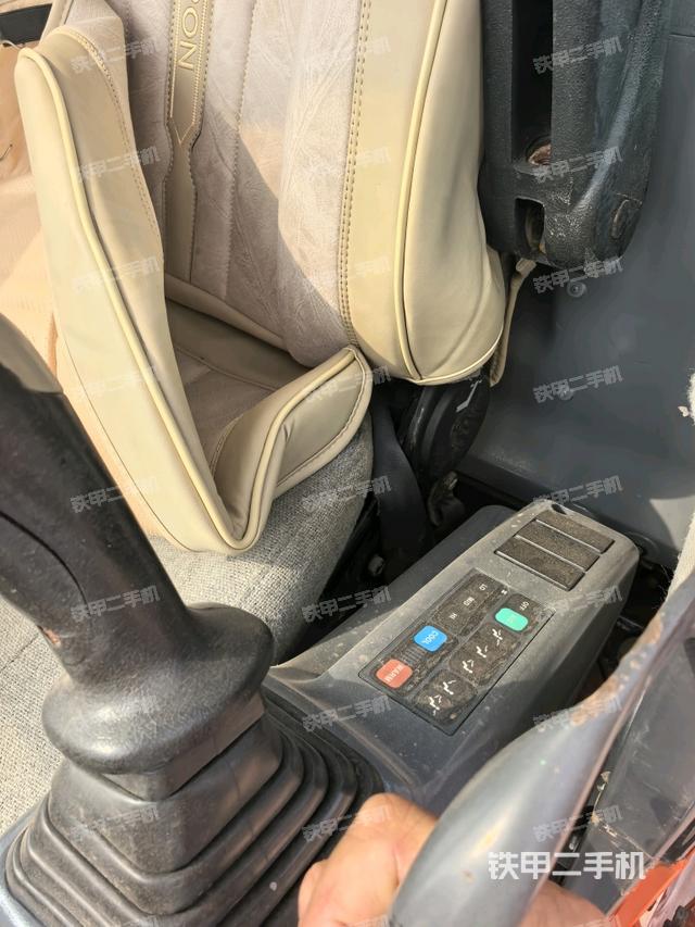 座椅左侧控制台/音响/含左手柄（驾驶室部分）