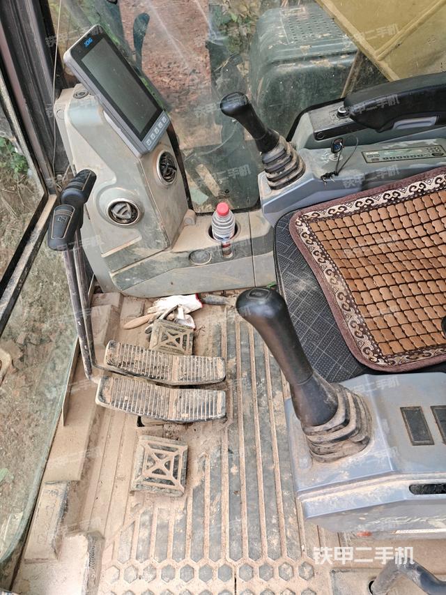 行走控制手柄和踏板?俯拍（駕駛室部分）