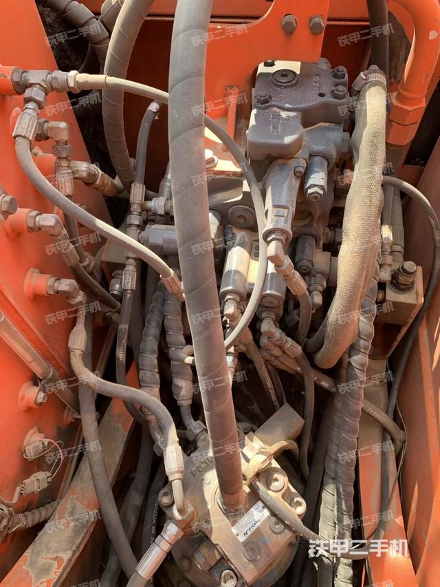 回轉(zhuǎn)馬達(dá)和主控閥（整機(jī)外觀(guān)）