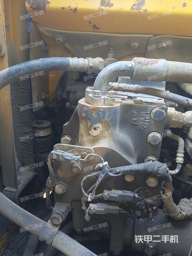 液压泵舱室正面整体（整机外观）