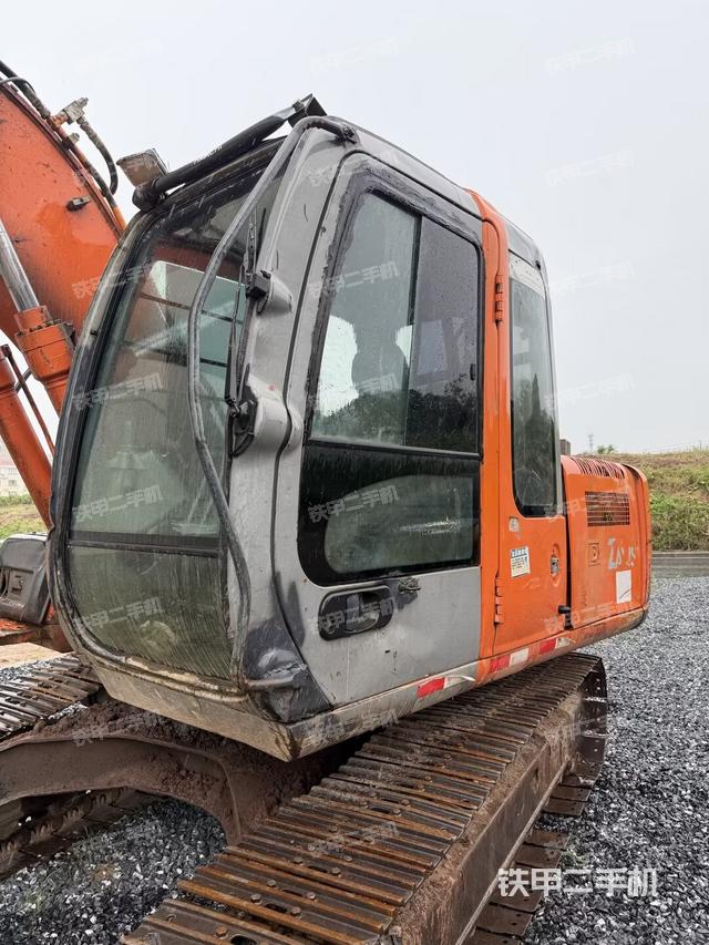 行走控制手柄和踏板 俯拍（驾驶室部分）